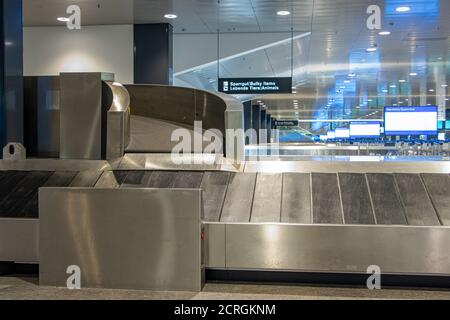 Transportband für Gepäck am Flughafen leeren. Terminal des Flughafens ohne Menschen. Stockfoto