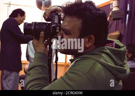 Ein Schüler mit nikon-Kamera im Klassenzimmer Porträt von anderen. Stockfoto