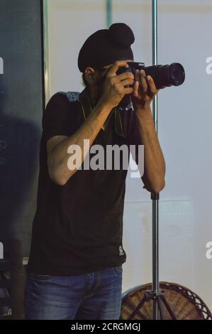 Ein Schüler mit nikon-Kamera im Klassenzimmer Porträt von anderen. Stockfoto