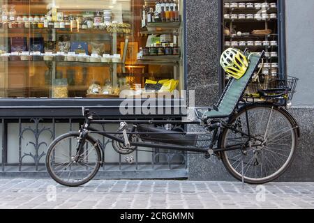 ZÜRICH, SCHWEIZ, JUL 30 2020, A Recumbent Bikes - Lay Bicycle, geparkt vor Shop mit Essen. Stockfoto