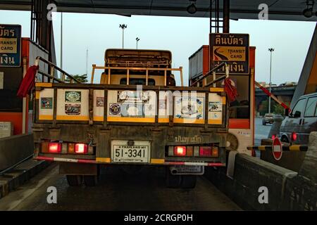 BANGKOK, THAILAND, JAN 16 2020, EIN LKW fährt durch eine Mautstelle auf einer Bangkok Autobahn. Stockfoto