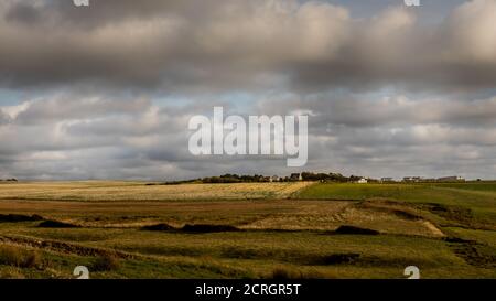 Land, Wiesen und Felder an der Opalküste Stockfoto