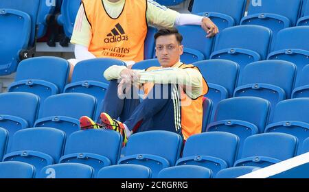 Mesut Ozil sitzt während des Premier League-Spiels im AMEX-Stadion in der Tribüne für das gesamte Spiel. BILDNACHWEIS : © MARK PAIN / ALAMY STOCK FOTO Stockfoto