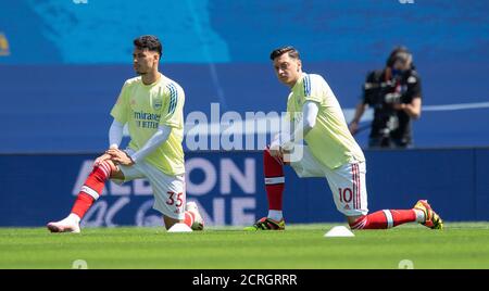 Mesut Ozil sitzt während des Premier League-Spiels im AMEX-Stadion in der Tribüne für das gesamte Spiel. BILDNACHWEIS : © MARK PAIN / ALAMY STOCK FOTO Stockfoto