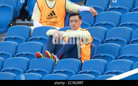 Mesut Ozil sitzt während des Premier League-Spiels im AMEX-Stadion in der Tribüne für das gesamte Spiel. BILDNACHWEIS : © MARK PAIN / ALAMY STOCK FOTO Stockfoto