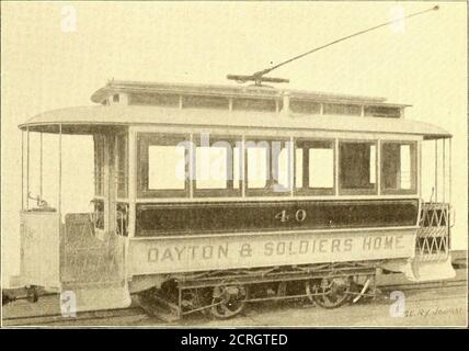 . Die Straßenbahnzeitung . r incheslong über den Bahnsteigen. Die Außenseite ist rot und weiß getäfelt mit Fensterrahmen aus Eiche. Die Haube ist die Standard-halbkreisförmige Form von der Barney & Smith Company hergestellt. Es gibt sechs Fenster auf der Seite, ausgestattet mit Burrows Rollläden und verglasten mit doppelt dickem französischem Glas. Die Innenseite ist in geviertelten Eichenholz mit Eichentüren und Fensterflügeln. Die Sitze und Rückseiten sind mit losen Polstern gepolstert, und das Auto wird von einer Mittelleuchte aus zwei elektrischen und einer Öllampe und mit zusätzlichen elektrischen Lampen an beiden Enden beleuchtet Stockfoto