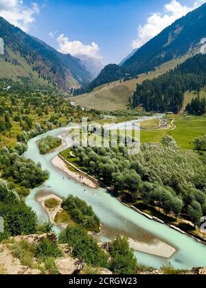 Eine Luftaufnahme des Betaab-Tals in Pahalgam. Pahalgam ein touristisches Ziel, das in Anantnag Bezirk ungefähr 75 Kms weg von Srinagar Stadt aufgestellt wird, die Sommerhauptstadt von Jammu und Kaschmir Indien Stockfoto