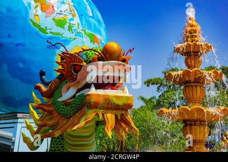 Eine große Statue Drachen im Suoi Tien Park in Ho Chi Minh Vietnam Stockfoto