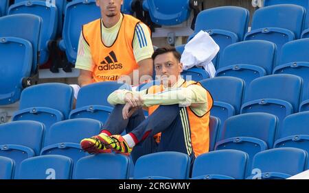 Mesut Ozil sitzt während des Premier League-Spiels im AMEX-Stadion in der Tribüne für das gesamte Spiel. BILDNACHWEIS : © MARK PAIN / ALAMY STOCK FOTO Stockfoto