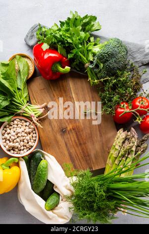 Hölzerne Küchenbrett und Gemüse. Kochkonzept Stockfoto