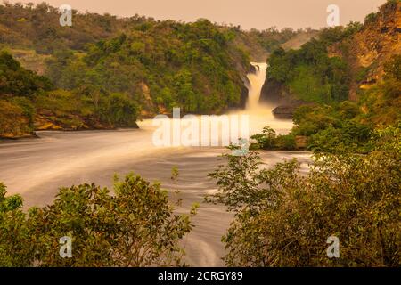 Langzeitbelichtung des Murchison Wasserfalls auf dem Victoria Nil bei Sonnenuntergang, Uganda. Stockfoto