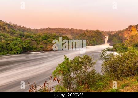 Langzeitbelichtung des Murchison Wasserfalls auf dem Victoria Nil bei Sonnenuntergang, Uganda. Stockfoto