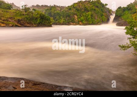 Langzeitbelichtung des Murchison Wasserfalls auf dem Victoria Nil bei Sonnenuntergang, Uganda. Stockfoto