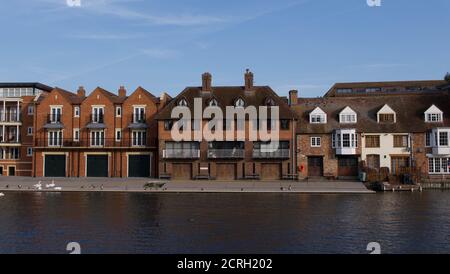 19. September 2020 - Windsor, UK: Blick auf die Ufergrundstücke mit Copyspace Stockfoto