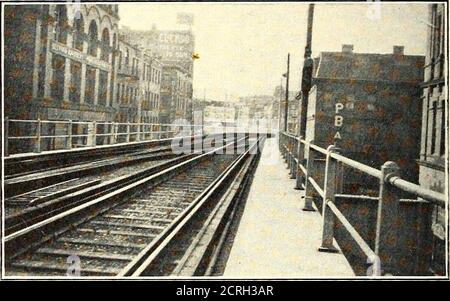 . Electric Railway Journal . Zug, Viadukt und U-Bahn-Car-Service, mit con-venient Ausgänge und Eingänge zu und von der Straßenoberflächeund der Warteraum und auf halbem Weg der North Stationof the Boston & Maine Railroad. Der neuere Teil des Bahnhofs ist in den Plattformen und Verbindungen enthalten, die von den Shuttle-Zügen der Atlantic Avenue zwischen den beiden Hauptbahnhöfen der Dampfeisenbahn und den Viaduktwagen genutzt werden. Der Bahnhof ist jetzt mitBahnsteigunterkünften ca. 410 Fuß lang auf der Nordseite der Causeway Street versehen, diese werden vom Zug- und Autodienst oberhalb von m genutzt Stockfoto