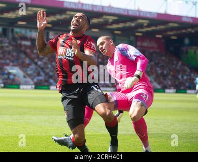 Manchester Citys Torhüter Ederson fordert Bournemouth Callum Wilson heraus. BILDNACHWEIS : © MARK PAIN / ALAMY STOCK FOTO Stockfoto