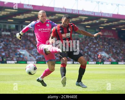 Manchester Citys Torhüter Ederson fordert Bournemouth Callum Wilson heraus. BILDNACHWEIS : © MARK PAIN / ALAMY STOCK FOTO Stockfoto