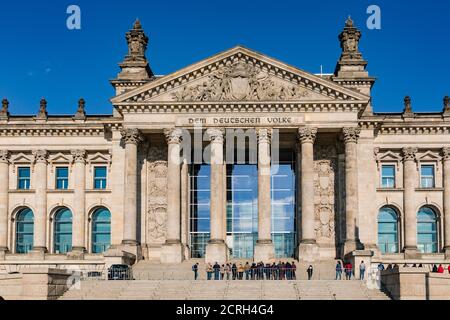 Der Blick vom Platz der Republik auf den Deutschen Das Reichstagsgebäude in Berlin ist sehr sehenswert Stockfoto