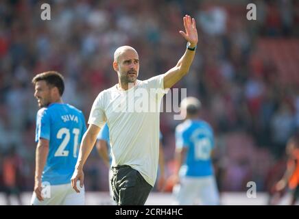 Manchester City Cheftrainer Pep Guardiola applaudiert die Reisenden Fans am Ende des Spiels BILDNACHWEIS : © MARK PAIN / ALAMY STOCK FOTO Stockfoto