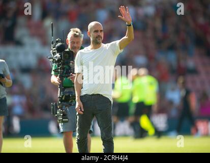 Manchester City Cheftrainer Pep Guardiola applaudiert die Reisenden Fans am Ende des Spiels BILDNACHWEIS : © MARK PAIN / ALAMY STOCK FOTO Stockfoto