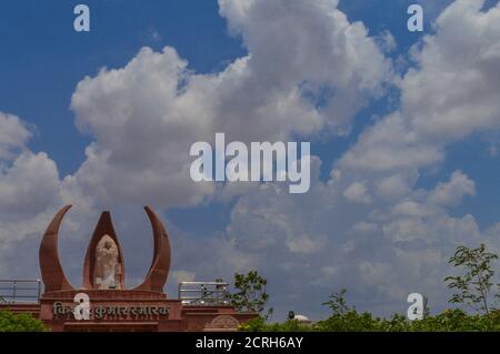 Eine Ansicht von kishor Kumar Denkmal am khandwa, Madhya Pradesh, Indien. schönen blauen Himmel mit Wolken. Stockfoto