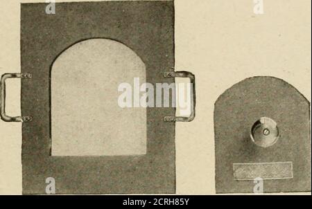 . Elementare und dentale Radiographie / von Howard Riley Raper . Abb. 379. Pose für Mastoide. {Interstate Medical Journal.) Tensifier ist Einfachheit selbst. Es besteht aus schwerer Bleiplatte, die in einen umgebenden schweren Eisenrahmen passt; beide sind mit Filz bedeckt. Den Verstärker auf die Platte legen. Die Elektrodenplatte wird nun entfernt, und der Kopf des Patienten wird in den Rahmen gelegt. Die Aufnahme erfolgt, und die Elektrodenplatte wird ausgetauscht. Der Eisenrahmen wird dann vorsichtig entfernt, wobei die Elektrodenplatte das freiliegende Teil bedeckt. Zwei Blitze der Röntgenstrahlen, nach dem Entfernen des Rahmens, belichtet das phot Stockfoto