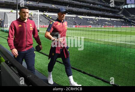 Aston Villas Jack Grealish (rechts) kommt am neuen Tottenham Stadium AN BILDNACHWEIS: © MARK PAIN / ALAMY STOCK PHOTO Stockfoto