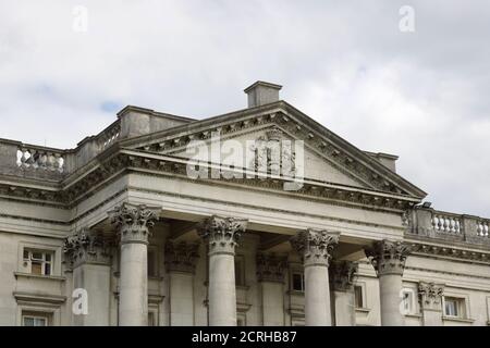 31. August 2020 - England, Großbritannien: Fassade des klassischen Denkmalgebäudes Stockfoto