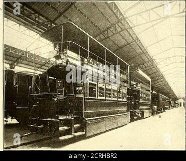 . Die Straßenbahn Zeitschrift . ART DES AUTOS AUF BOIS DE BOULOGNE STRASSENBAHN, VINCENNES. DRUCKLUFTAUTO, PARIS GENERAL OMNIBUS CO., VINCENNES von mehreren hundert Seiten, die jedoch nicht fortlaufend nummeriert sind. Da das Material unter jeder der Klassen in der Gruppe getrennt behandelt wird, ist der Katalog jedoch einfacher zu referenzieren, als auf den ersten Blick erscheinen könnte. Vor dem Abschnitt, der sich mit der Klasse 32 befasst, oder Material für Eisenbahnen und Straßenbahnen, ist eine sehr interessante Zusammenfassung der Situation in Frankreich. Ein großer Teil davon beschäftigt sich notwendigerweise mit Dampfeisenbahnen, aber es gibt ein i Stockfoto