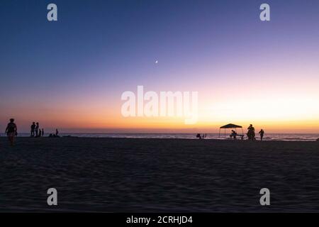 Carlsbad, Kalifornien, USA. September 2020. Der Sonnenuntergang in Carlsbad, Kalifornien am Samstag, 19. September 2020. Revitalisiert North County San Diego sah viele Menschen packen Strände und Restaurants. Kredit: Rishi Deka/ZUMA Wire/Alamy Live Nachrichten Stockfoto