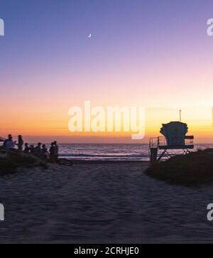 Carlsbad, Kalifornien, USA. September 2020. Der Sonnenuntergang in Carlsbad, Kalifornien am Samstag, 19. September 2020. Revitalisiert North County San Diego sah viele Menschen packen Strände und Restaurants. Kredit: Rishi Deka/ZUMA Wire/Alamy Live Nachrichten Stockfoto