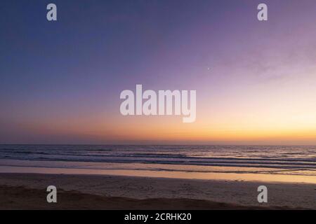 Carlsbad, Kalifornien, USA. September 2020. Der Sonnenuntergang in Carlsbad, Kalifornien am Samstag, 19. September 2020. Revitalisiert North County San Diego sah viele Menschen packen Strände und Restaurants. Kredit: Rishi Deka/ZUMA Wire/Alamy Live Nachrichten Stockfoto