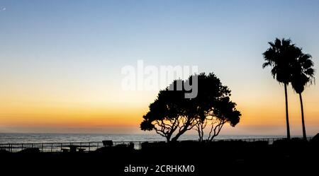 Carlsbad, Kalifornien, USA. September 2020. Der Sonnenuntergang in Carlsbad, Kalifornien am Samstag, 19. September 2020. Revitalisiert North County San Diego sah viele Menschen packen Strände und Restaurants. Kredit: Rishi Deka/ZUMA Wire/Alamy Live Nachrichten Stockfoto