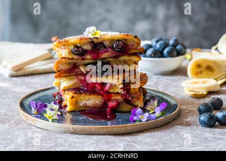 Heidelbeere und Banane eggy Brioche Brot in Butter gebraten Stockfoto