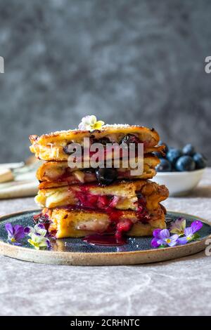 Heidelbeere und Banane eggy Brioche Brot in Butter gebraten Stockfoto