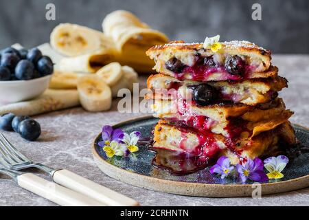 Heidelbeere und Banane eggy Brioche Brot in Butter gebraten Stockfoto