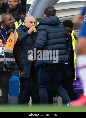 Tottenham Hotspur Manager Jose Mourinho schüttelt die Hände mit Frank Lampard nach dem Spiel BILDNACHWEIS : © MARK PAIN / ALAMY STOCK PHOTO Stockfoto