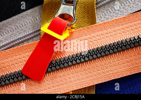 ZIP Hintergrundtextur von Reißverschlüssen Sliders. Viele Reißverschlüsse in verschiedenen Farben. Nähen Kleidung, Atelier, Stoff und Zubehör Shop. Hobby diy Conce Stockfoto