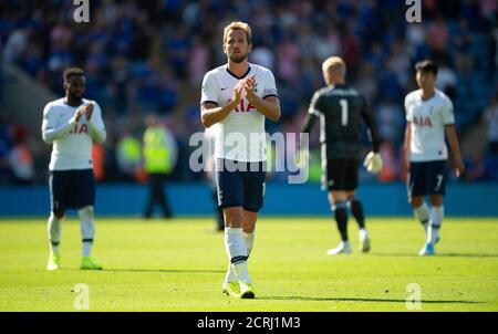 Harry Kane von Tottenham Hotspors applaudiert den Reisenden Spurs-Fans nach dem Spiel. BILDNACHWEIS : © MARK PAIN / ALAMY STOCK FOTO Stockfoto