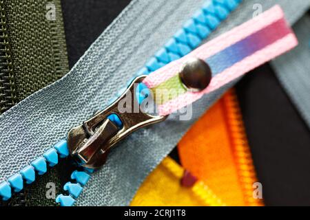 ZIP Hintergrundtextur von Reißverschlüssen Sliders. Viele Reißverschlüsse in verschiedenen Farben. Nähen Kleidung, Atelier, Stoff und Zubehör Shop. Hobby diy Conce Stockfoto