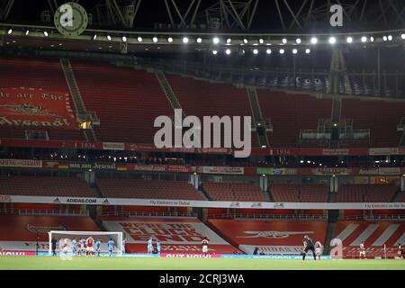 Eine allgemeine Ansicht des Stadions ohne Fans, kurz vor einem Eckstoß, beim EPL-Spiel Arsenal gegen West Ham United, im Emirates Stadium, London, UK am 19. September 2020. Die Spiele der englischen Premier League werden immer noch hinter verschlossenen Türen gespielt, wegen der aktuellen COVID-19 Coronavirus-Pandemie und der staatlichen sozialen Distanzierungs-/Sperrbeschränkungen. Stockfoto