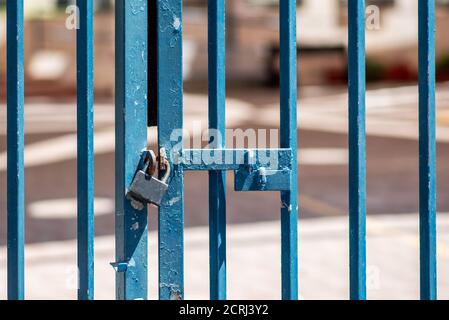 Die Schule wurde wegen Sperrung, Coronavirus-Pandemie und zweiter Welle von Covid-19 geschlossen. Stockfoto