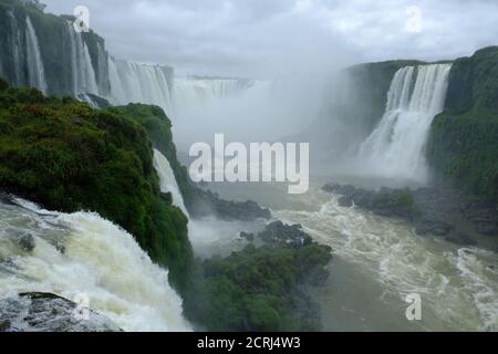 Brasilien Foz do Iguacu - Iguazu Wasserfälle - Las Cataratas Del Iguazu Panoramablick auf den Teufelskehlchen Stockfoto