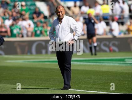 England Cheftrainer Eddie Jones sieht seinem Team vor dem Spiel beim Aufwärmen zu. BILDNACHWEIS : © MARK PAIN / ALAMY STOCK FOTO Stockfoto