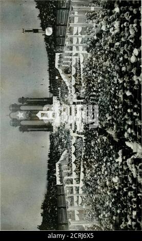 . Salt Lake City : wo zu gehen und was zu sehen . ly und ihe Beehive, die Embleme von Utah. Es war der Zweck der Erbauer, in diesem Raum die Szenen des verschwundenen Westens zu bewahren und wichtige Ereignisse in Utah Geschichte zu erinnern. Auf der kleinsten Seite sind fünf Bogenfenster aus Kunstglas, die speziell nach Originalskizzen gestaltet wurden. Das zentrale zeigt den modernen Transport mit dem Zug über den Großen Salzsee, und die anderen den Pony Express, einen Überlandbus, den Büffel und eine moderne Schmelzerei. Aber die großen Wandmalereien inzwei GROSSEN die Tympanummarktplatte an der PAINTINGS Nord- und Südseite Stockfoto