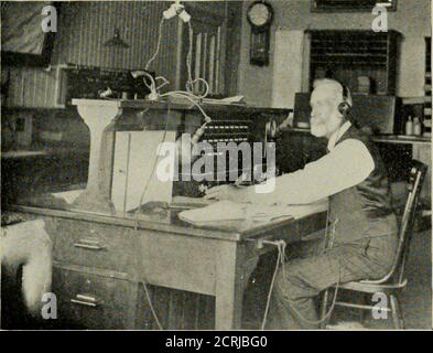 . Offizielle Verfahren . Implexing, die von U. J.Fry, Superintendent der Telegraph der Chicago, Milwaukee & St. entworfen wurde Paul, entfernt die Simplex-Spule am Ende der linenearest der Dispatcher, und verringert dadurch den Strom drainon der Wahlschalter senden Batterie. Schaltkreise, die diese beiden Simplexing-Verbindungen zeigen, werden auf dem Bildschirm angezeigt und später detailliert beschrieben. Ein weiteres Mittel zur Steigerung der Effizienz der Drahtanlagen, wo Dispatching und n^iessage Schaltungen über die samedivisions aufgereiht werden, ist die Verwendung der Phantomschaltung, die consistsof Anwendung retardati Stockfoto