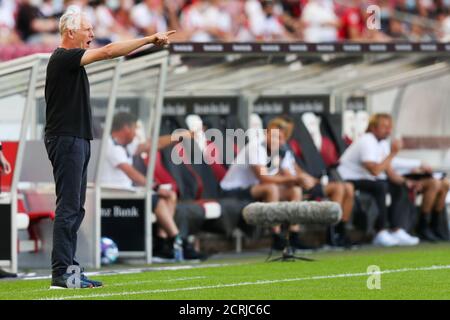 Stuttgart, Deutschland. September 2020. Fußball: Bundesliga, VfB Stuttgart - SC Freiburg, 1. Spieltag, Mercedes-Benz Arena. Freiburger Coach Christian Streich Gesten. Kredit: Tom Weller/dpa - WICHTIGER HINWEIS: Gemäß den Bestimmungen der DFL Deutsche Fußball Liga und des DFB Deutscher Fußball-Bund ist es untersagt, im Stadion und/oder aus dem Spiel aufgenommene Aufnahmen in Form von Sequenzbildern und/oder videoähnlichen Fotoserien zu nutzen oder auszunutzen./dpa/Alamy Live News Stockfoto