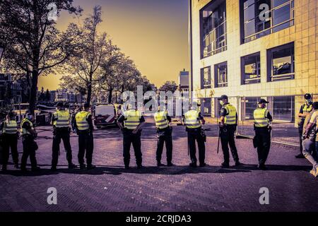 Polizeiblockade Am Stopera-Gebäude Während Des Extinction Rebellion Gruppe Auf Dem Stopera Platz In Amsterdam Niederlande 7-9-2020 Stockfoto