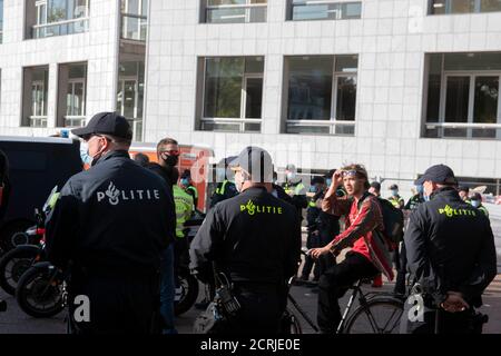 Polizeiblockade Am Stopera-Gebäude Während Des Extinction Rebellion Gruppe Auf Dem Stopera Platz In Amsterdam Niederlande 7-9-2020 Stockfoto