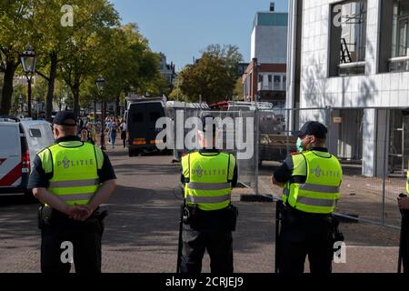 Polizeiblockade Am Stopera-Gebäude Während Des Extinction Rebellion Gruppe Auf Dem Stopera Platz In Amsterdam Niederlande 7-9-2020 Stockfoto